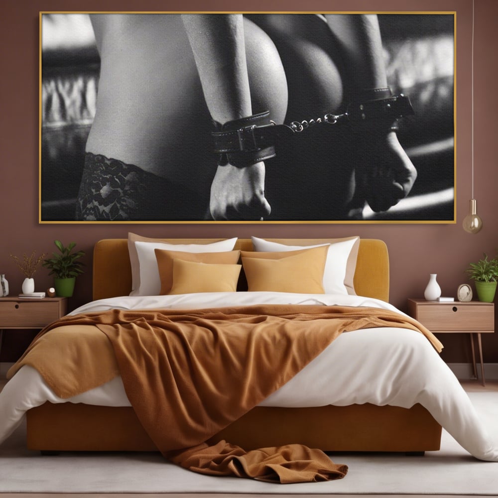 Tablou canvas cu tablou canvas cu trup nud si catuse, in rama de aluminiu auriu, pe perete intr-un dormitor